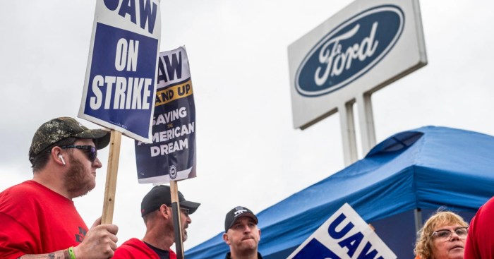 Stellantis stock shrugs off uaw strike authorization vote what to know
