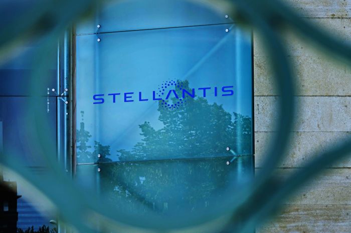 Stellantis stock shrugs off uaw strike authorization vote what to know