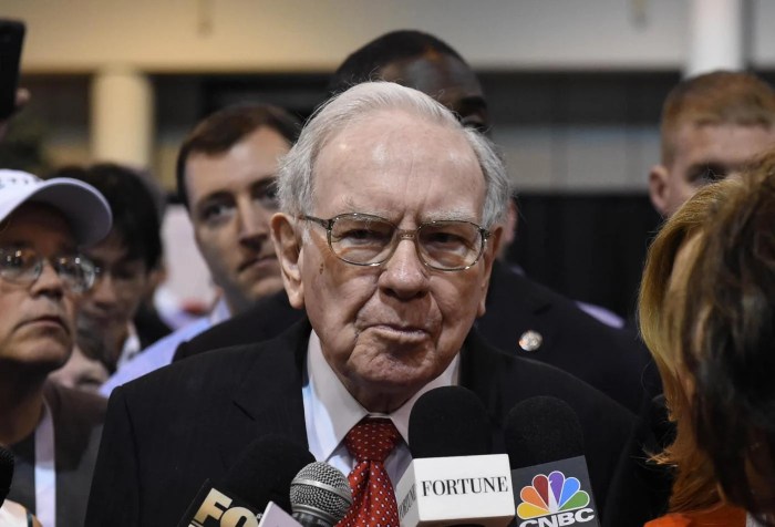 Bank of america stock falls as warren buffett keeps selling